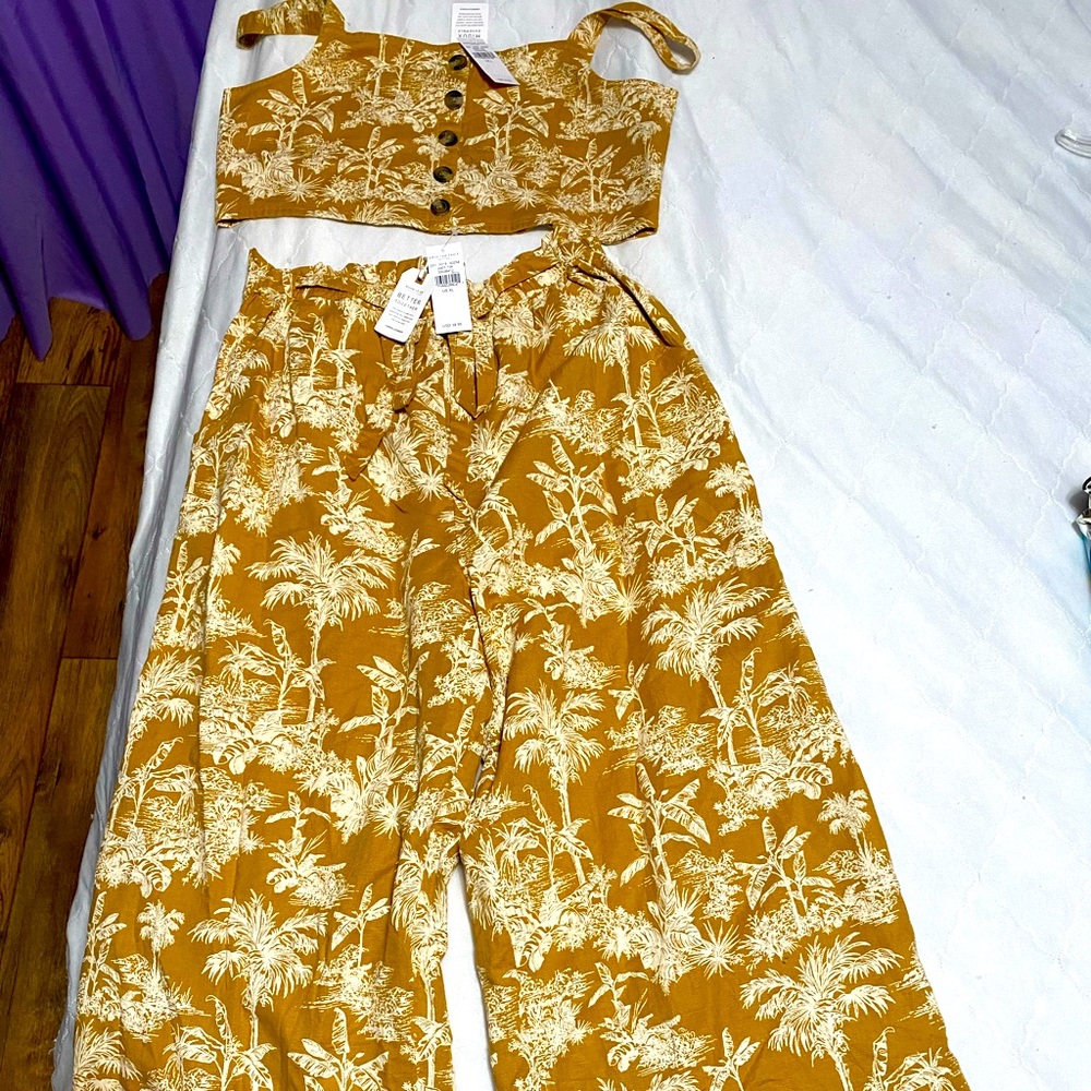 American eagle brand 2 piece outfit.